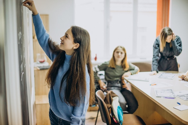 Foto gratuita grupo de niños que estudian en la escuela.