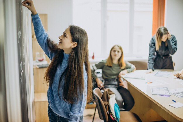 Grupo de niños que estudian en la escuela.