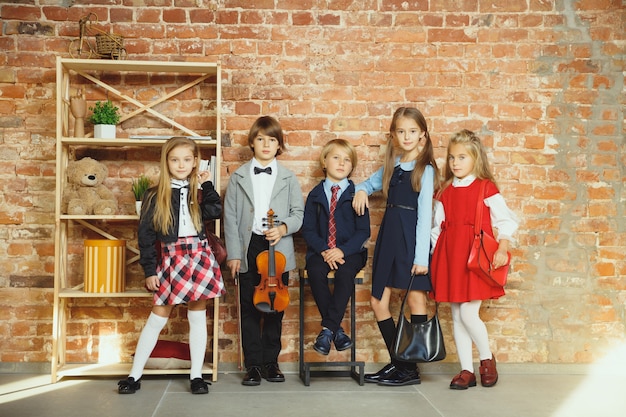 Grupo de niños que pasan tiempo juntos después de la escuela.