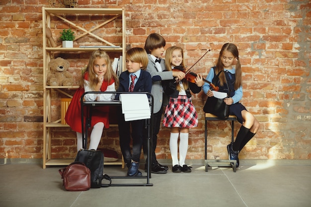 Grupo de niños que pasan tiempo juntos después de la escuela.