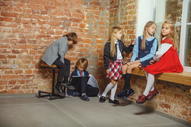 Grupo de niños que pasan tiempo juntos después de la escuela.