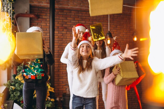 Grupo de niños con regalos de navidad.