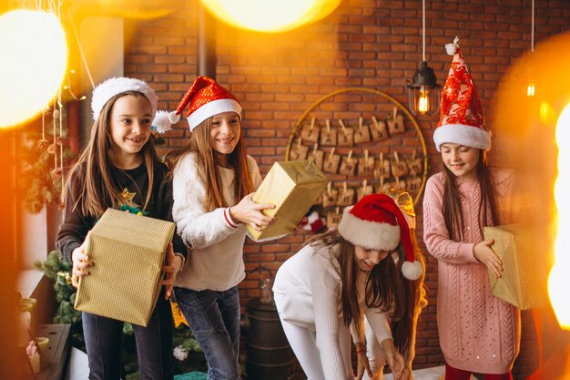 Grupo de niños con regalos de navidad.