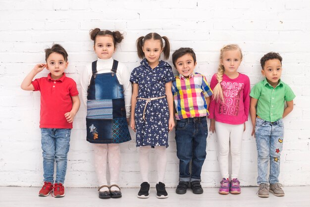 Grupo de niños sonrientes