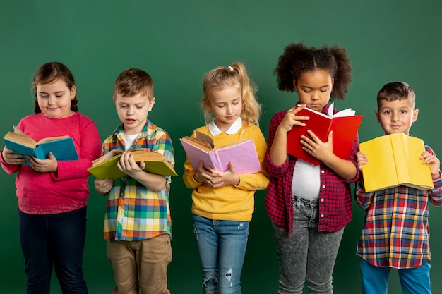 Grupo de niños tiempo de lectura