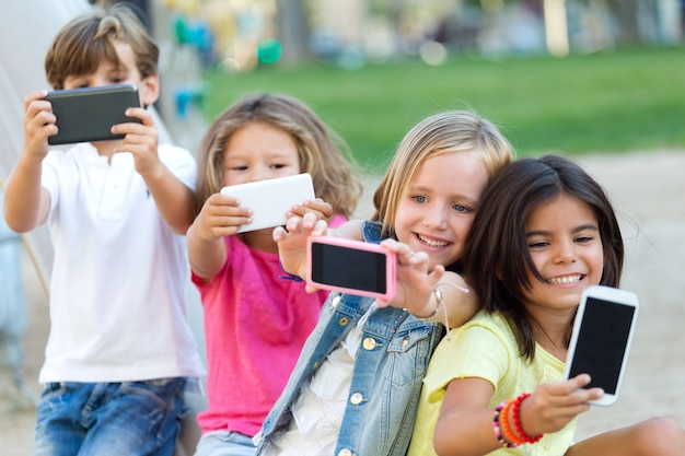 Grupo de niños tomando un selfie en el parque.