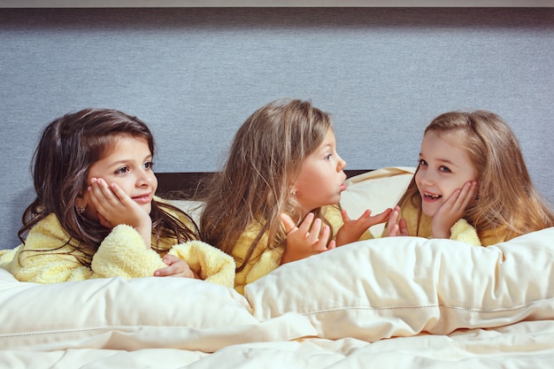 El grupo de novias tomando buen tiempo en la cama