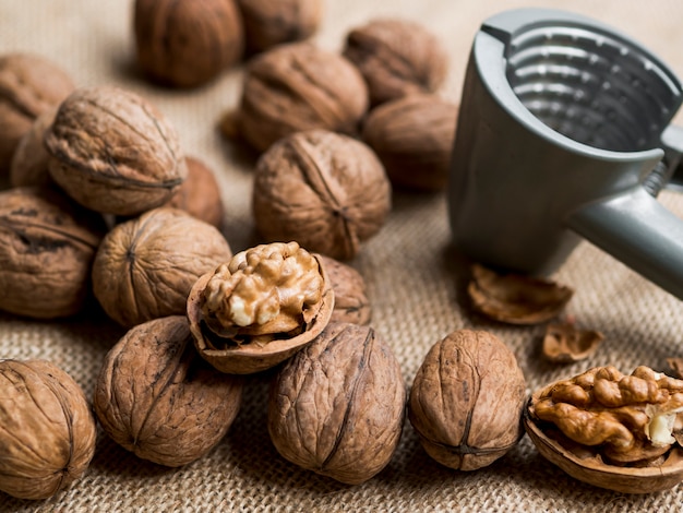 Grupo de nueces con cascanueces