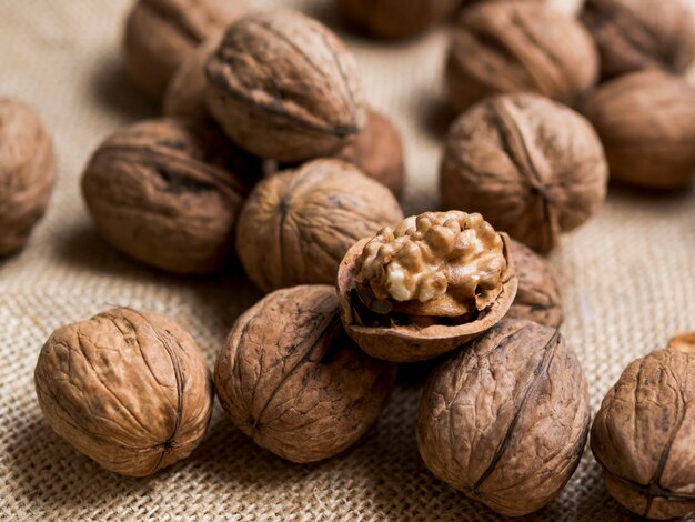 Grupo de nueces sobre fondo marrón