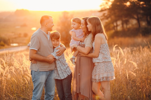 Grupo de padres al aire libre lindo togetherness