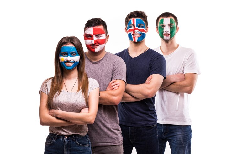 Foto gratuito grupo de partidarios de argentina, croacia, islandia, nigeria, los aficionados de los equipos nacionales con la cara pintada