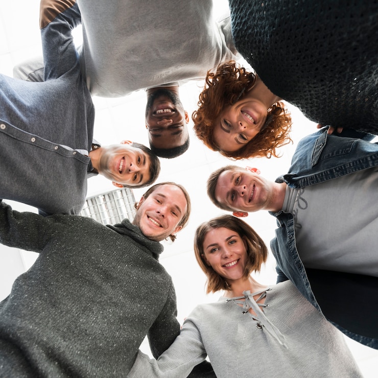 Foto gratuito grupo de personas de abajo