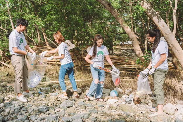 Grupo de personas asiáticas diversas trabajo en equipo voluntario conservación del medio ambiente ayuda voluntaria para recoger basura de plástico y espuma en el área del parque Voluntariado día mundial del medio ambiente