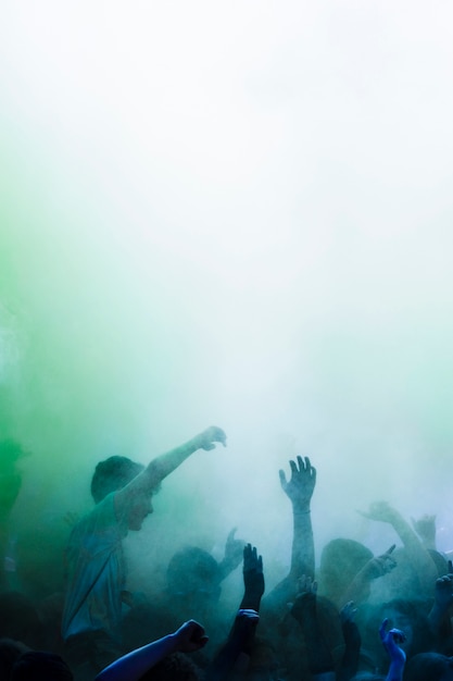 Grupo de personas bailando en los colores holi.