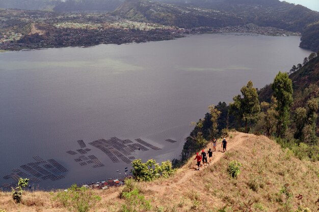 Un grupo de personas caminando en la caminata. bali