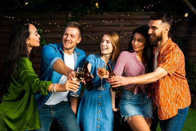 Grupo de personas celebrando la amistad