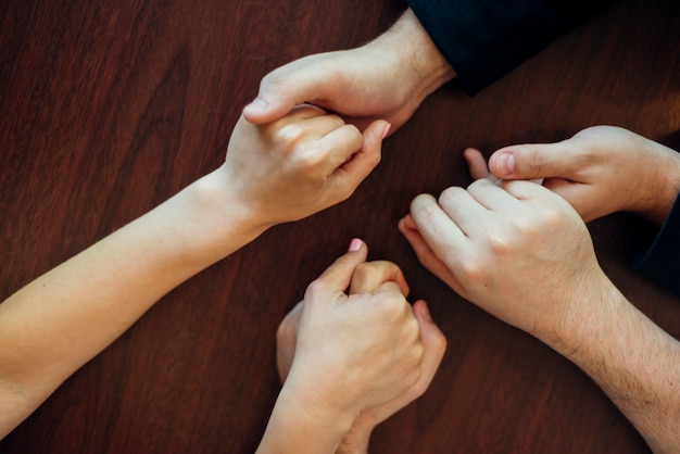 Grupo de personas cogidos de la mano