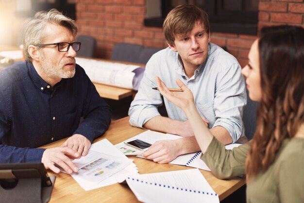 Grupo de personas creativas analizando el resultado del trabajo.