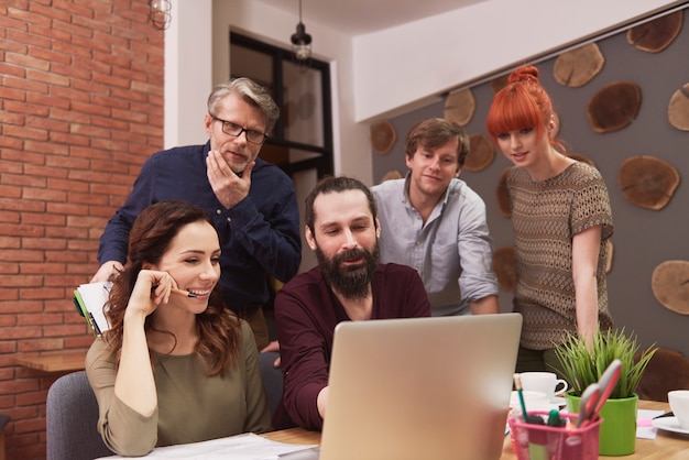 Grupo de personas creativas analizando el resultado del trabajo.