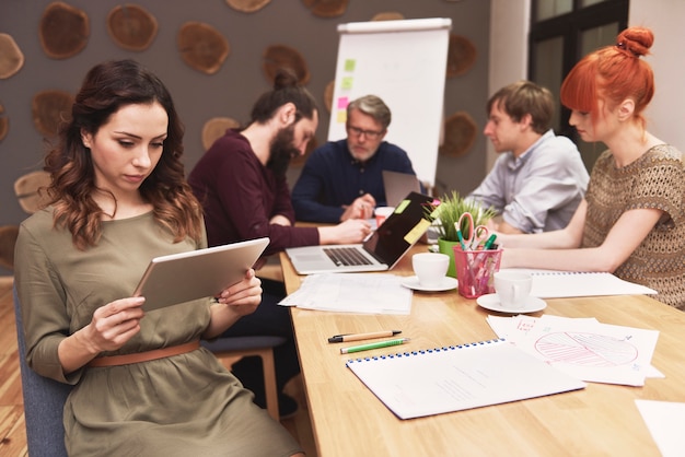 Grupo de personas creativas analizando el resultado del trabajo.