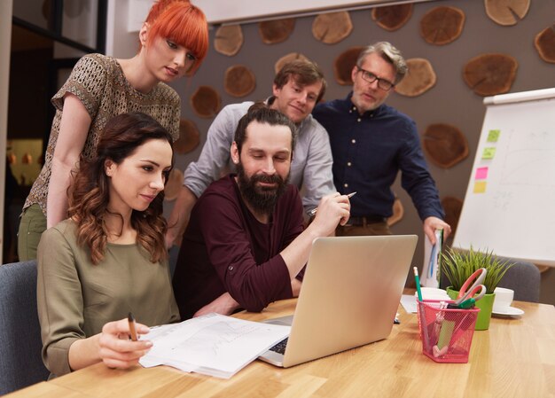 Grupo de personas creativas analizando el resultado del trabajo.