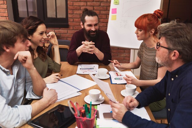 Grupo de personas creativas analizando el resultado del trabajo.