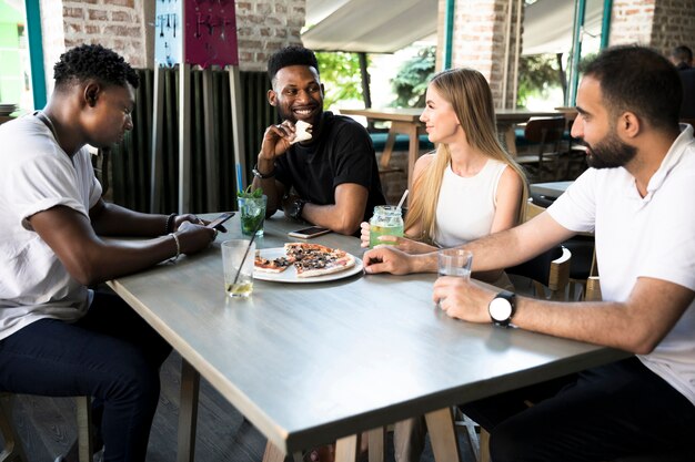 Grupo de personas discutiendo en la mesa