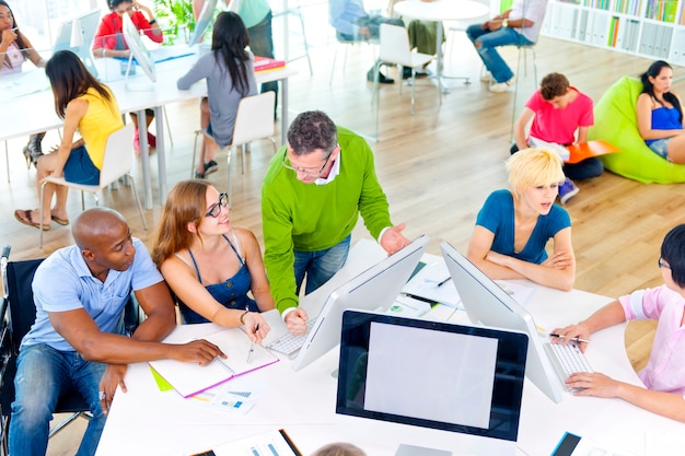 Grupo de personas discutiendo temas de negocios