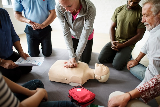 Foto gratuita grupo de personas diversas en la clase de entrenamiento cpr