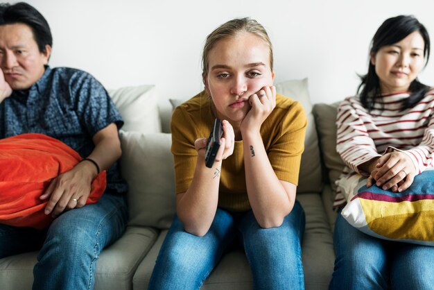 Grupo de personas diversas con expresión de la cara aburrida