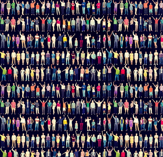 Grupo de personas diversas de pie en una fila con todo el cuerpo