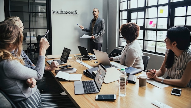 Grupo de personas diversas que tienen una reunión de negocios