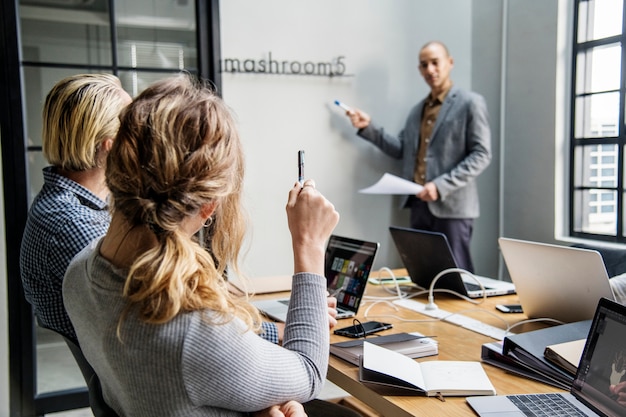 Grupo de personas diversas que tienen una reunión de negocios