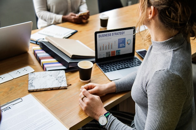 Grupo de personas diversas que tienen una reunión de negocios