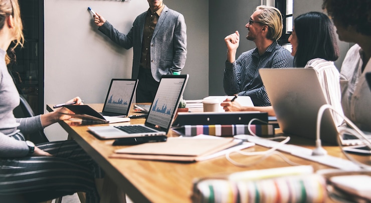 Foto gratuito grupo de personas diversas que tienen una reunión de negocios