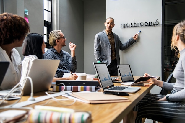 Grupo de personas diversas que tienen una reunión de negocios