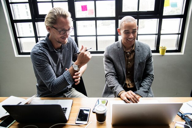 Grupo de personas diversas que tienen una reunión de negocios