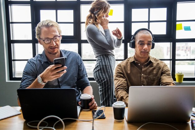 Grupo de personas diversas que tienen una reunión de negocios