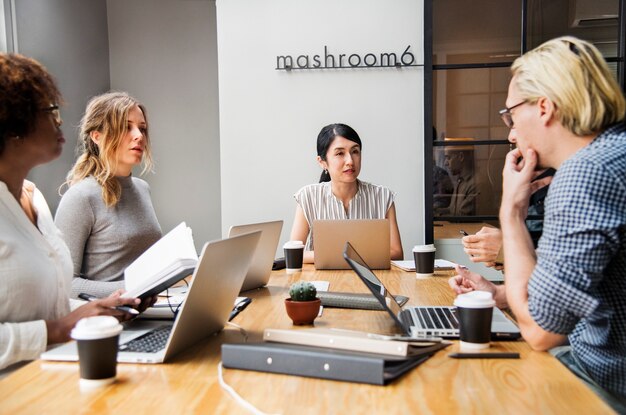 Grupo de personas diversas que tienen una reunión de negocios