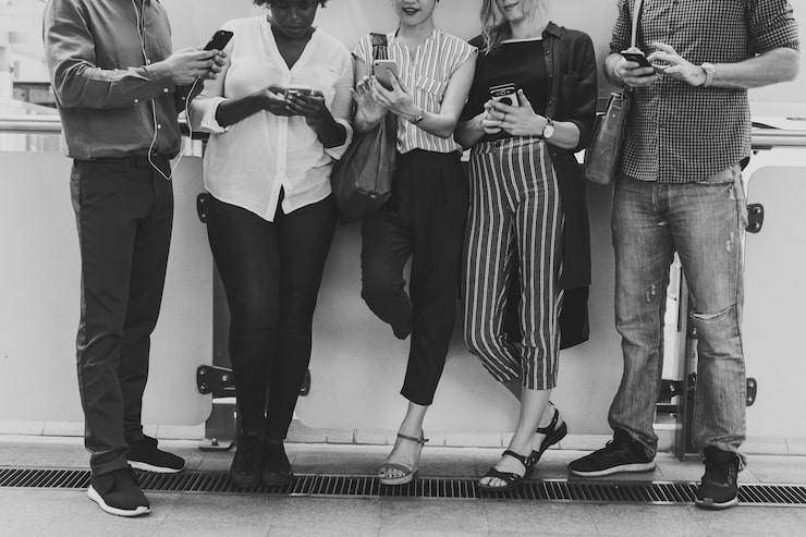 Foto gratuito grupo de personas diversas que usan teléfonos inteligentes