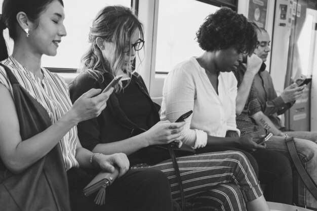 Grupo de personas diversas que usan teléfonos inteligentes