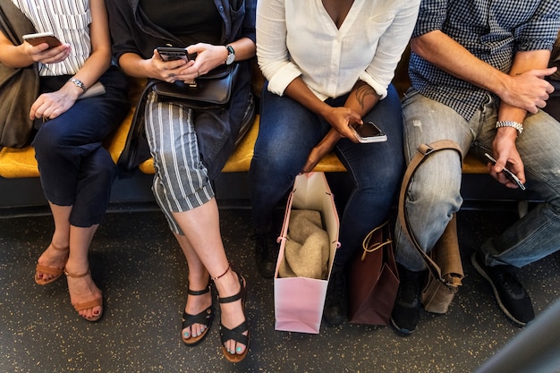 Grupo de personas diversas que viajan en tren