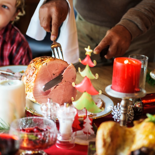 Grupo de personas diversas se reúnen para vacaciones de navidad