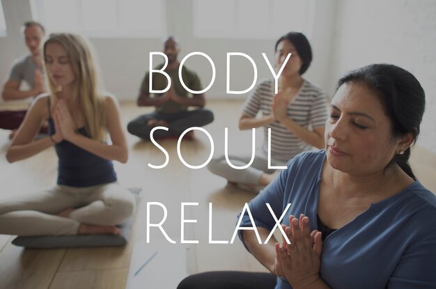 Grupo de personas entrenando en clase de yoga para el alivio del cuerpo, el alma y la mente