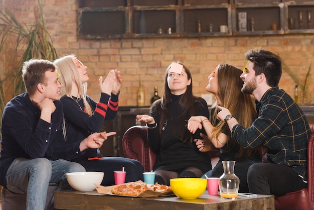 Grupo de personas en una fiesta