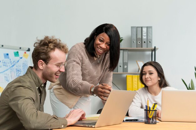 Grupo de personas formando equipo en el trabajo