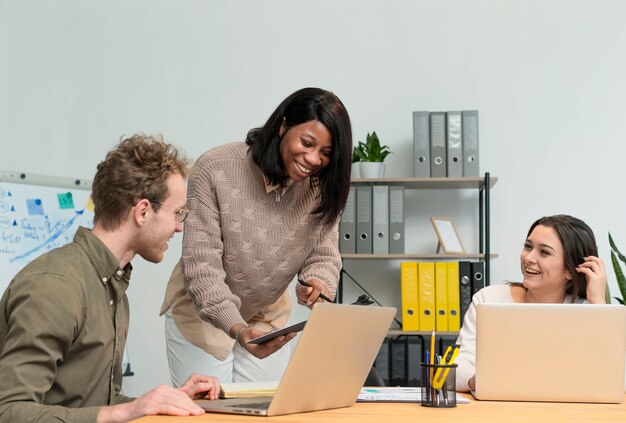 Grupo de personas formando equipo en el trabajo