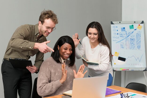 Grupo de personas formando equipo en el trabajo