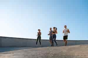 Foto gratuita grupo de personas haciendo ejercicio juntos al aire libre