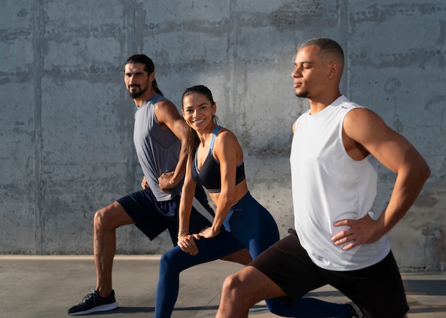 Foto gratuita grupo de personas haciendo ejercicio juntos al aire libre